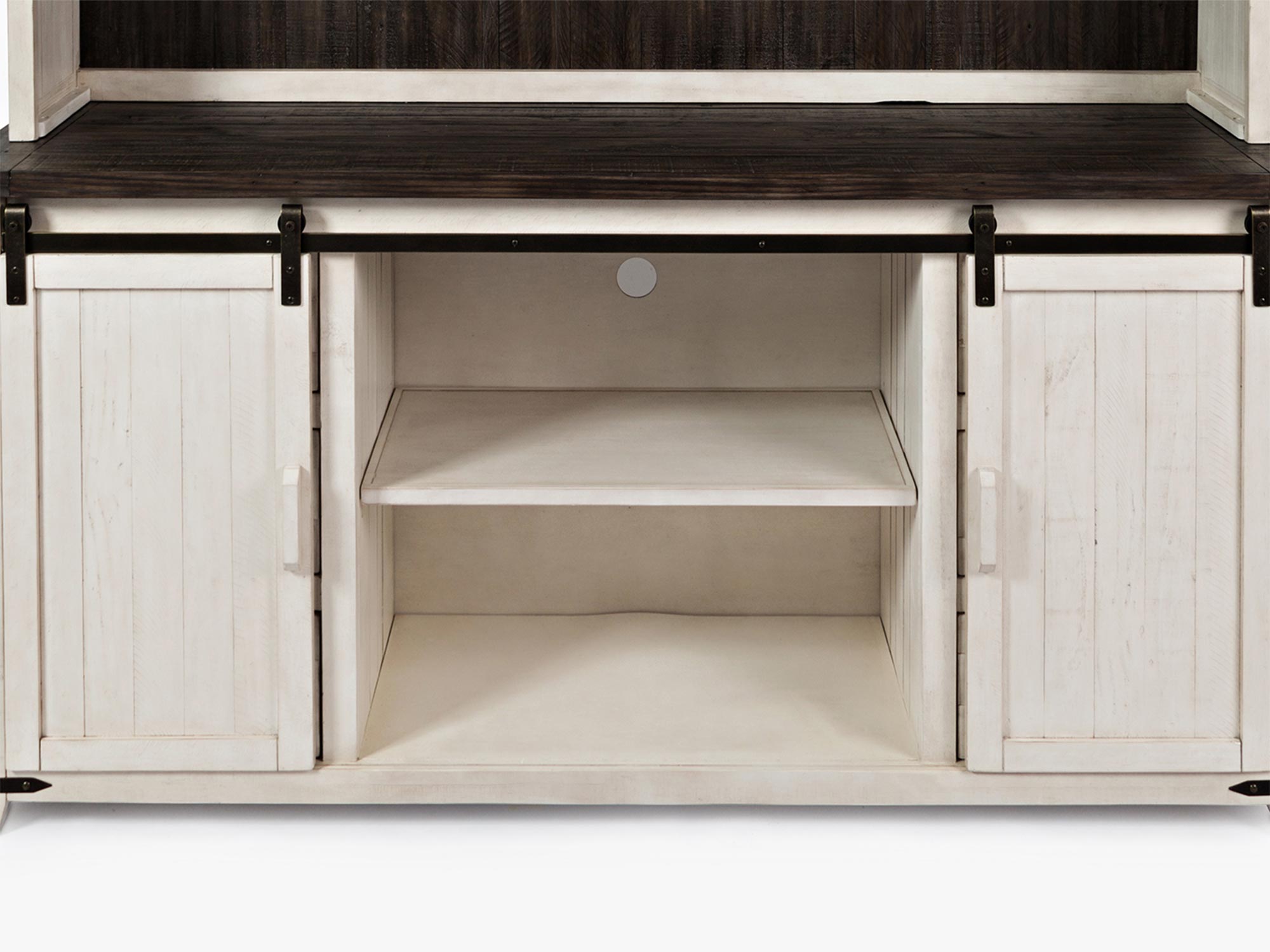 Wnętrze kredensu z białymi półkami i drzwiami przesuwnymi Wnętrze kredensu z białymi półkami i drzwiami przesuwnymi