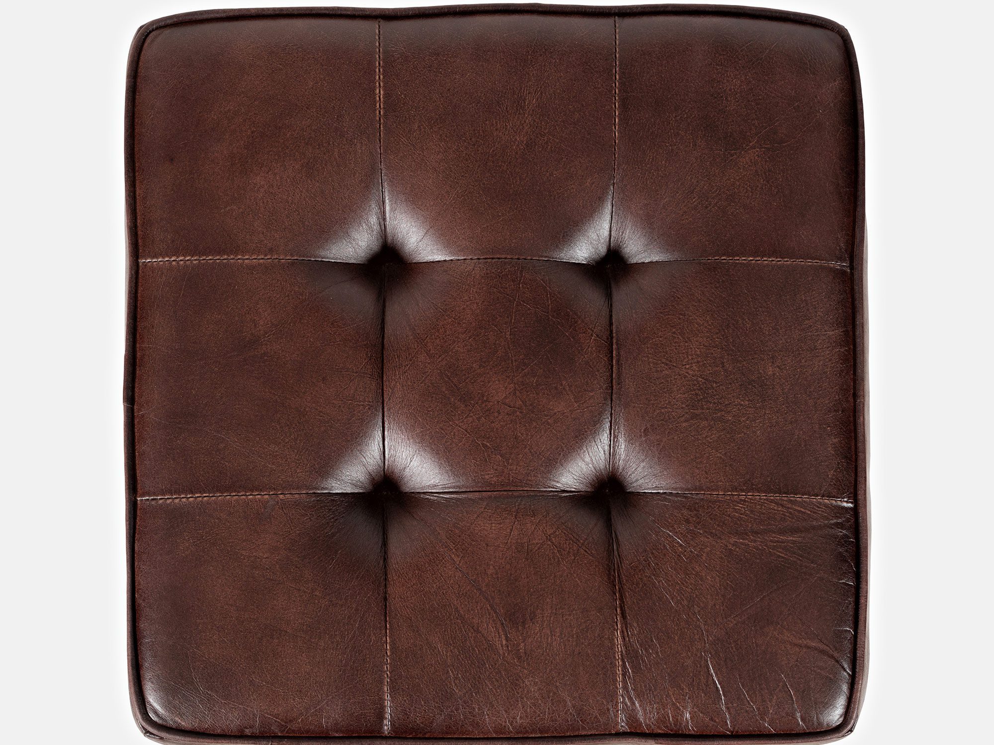 Zbliżenie na siedzisko hokera w ciemnobrązowej skórze z przeszyciami