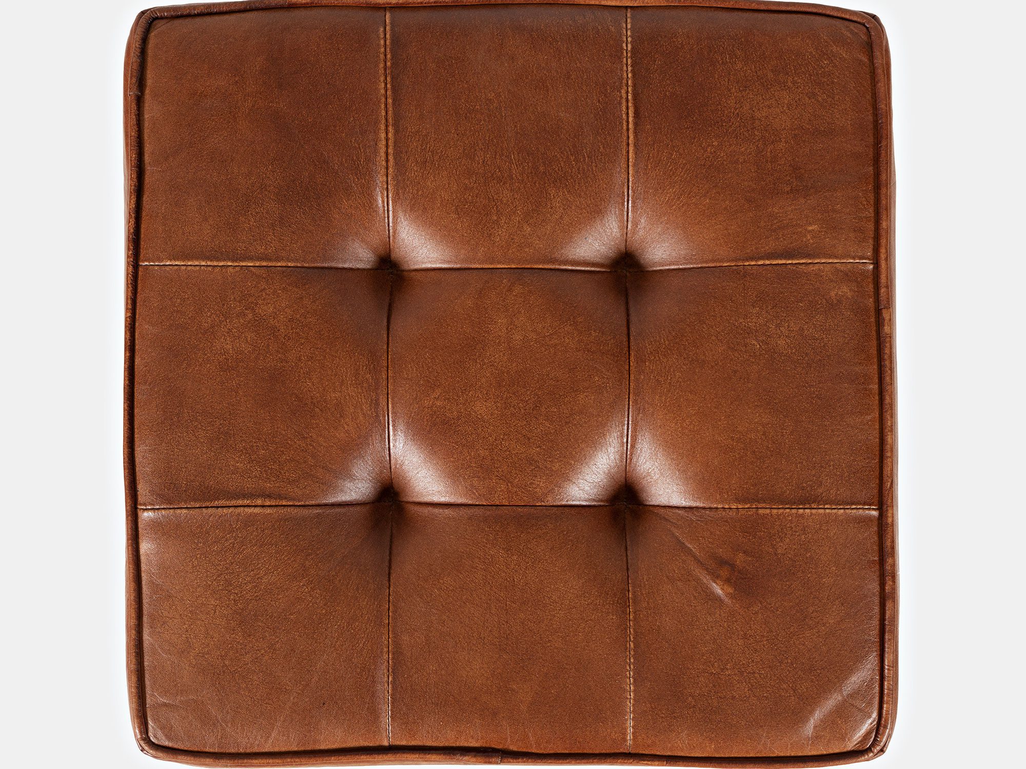 Brązowe skórzane siedzisko z przeszyciami w kwadraty, widok z góry