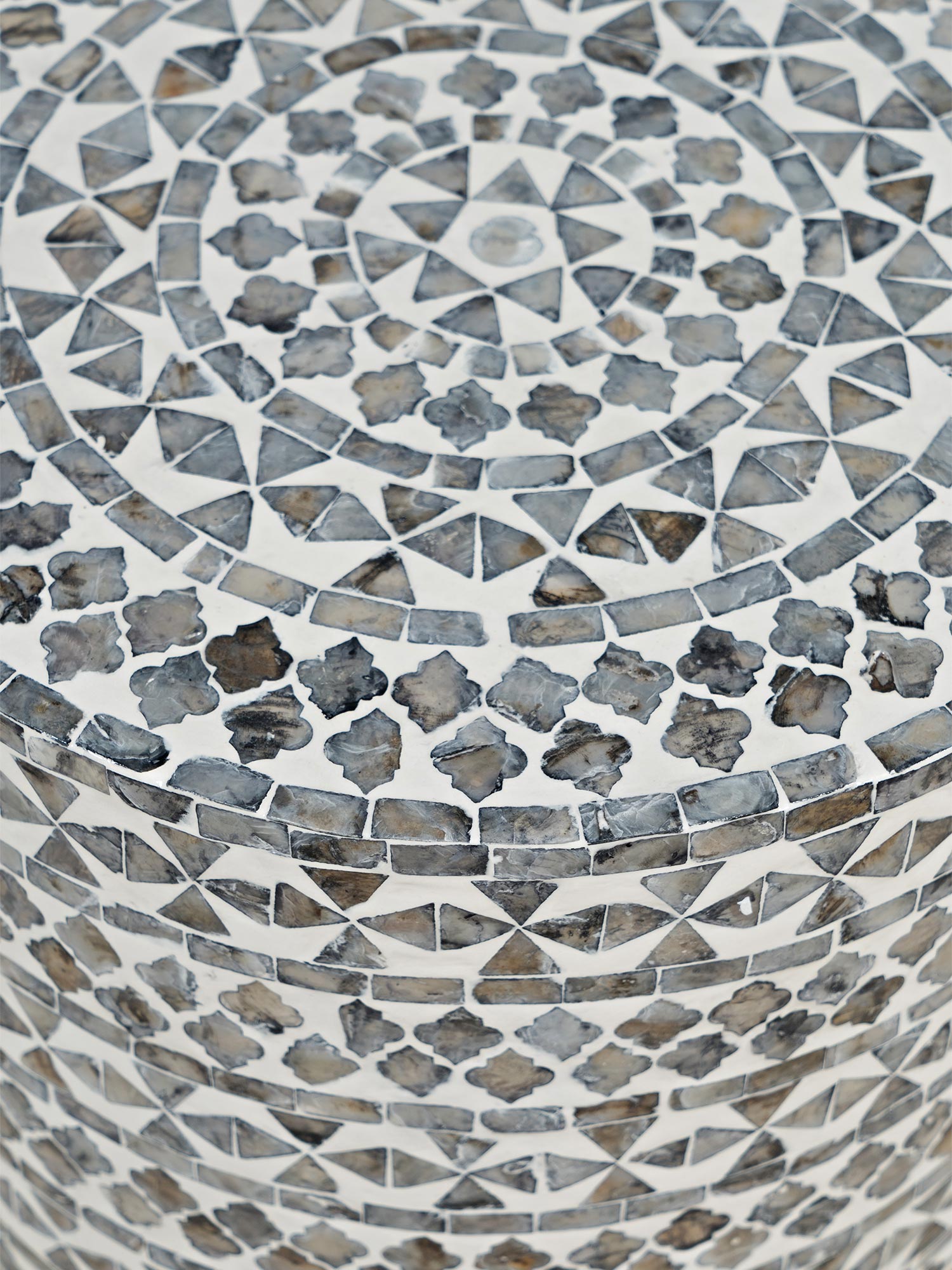 Zbliżenie na wzór mozaikowy z trójkątnych elementów w odcieniach szarości Zbliżenie na wzór mozaikowy z trójkątnych elementów w odcieniach szarości