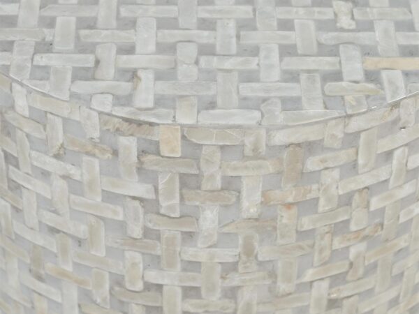 Zbliżenie na powierzchnię stolika z plecionką z masy perłowej w odcieniach jasnych