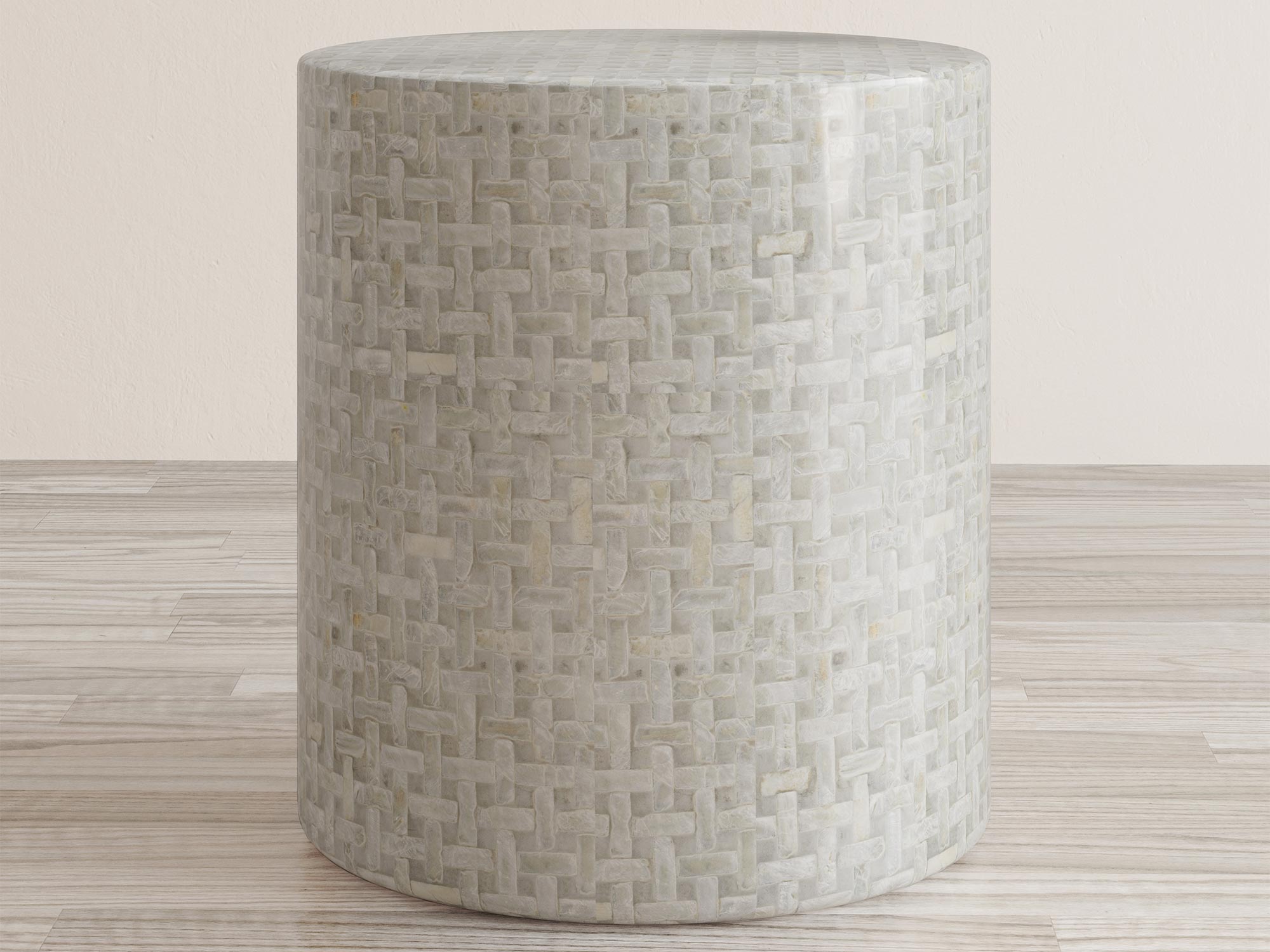Okrągły biało-szary stolik pomocniczy z fakturą plecionki z masy perłowej Okrągły biało-szary stolik pomocniczy z fakturą plecionki z masy perłowej