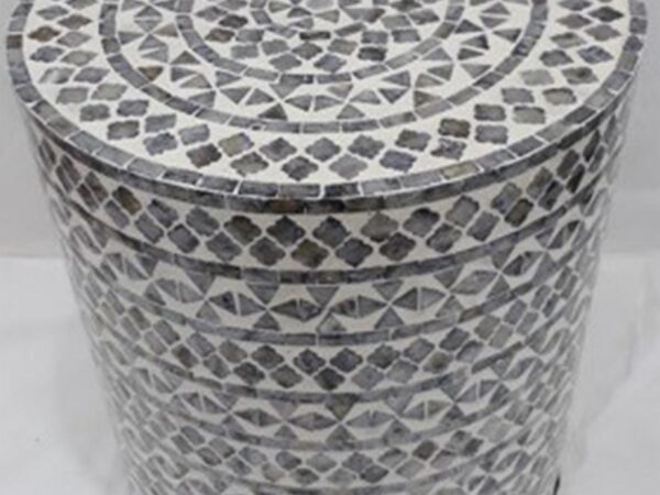 Nowoczesny stolik bogato zdobiony w muszlę morską