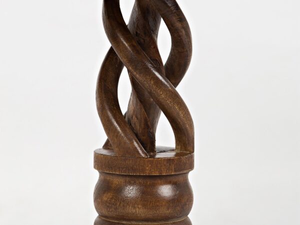 Zbliżenie na skręcaną nogę stołu z ciemnego drewna