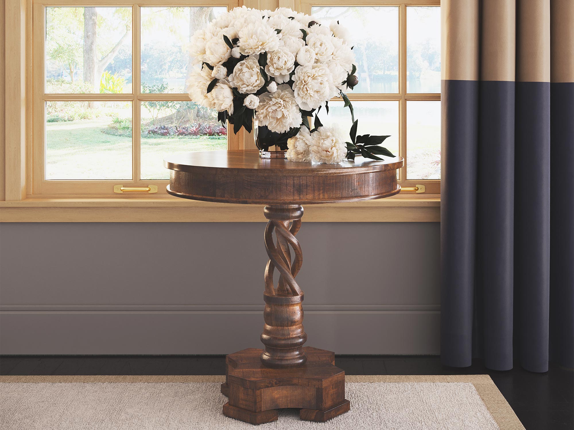 Okrągły stół z toczoną, skręconą nogą i sześciokątną podstawą, w aranżacji wnętrza