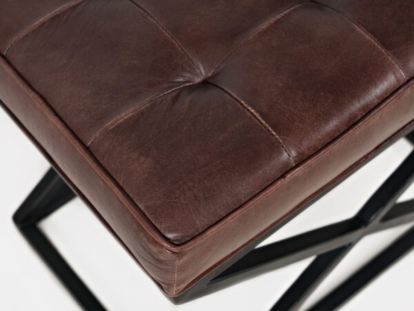 Detal skóry z przeszyciem i miękką strukturą siedziska