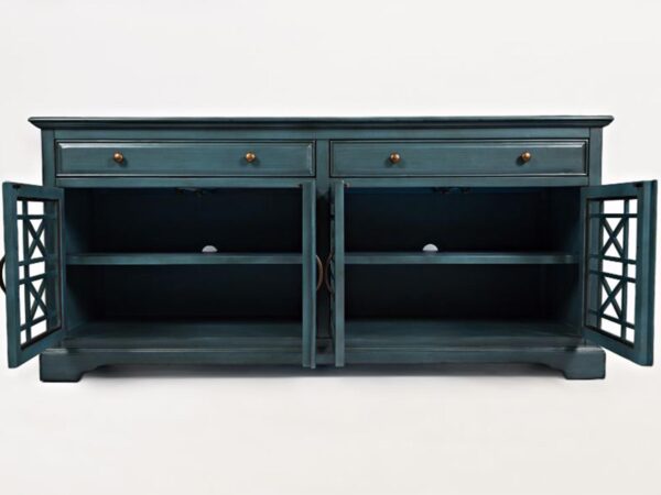 Ciemnoniebieska komoda z otwartymi drzwiczkami