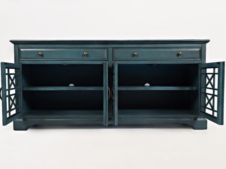 Ciemnoniebieska komoda z otwartymi drzwiczkami