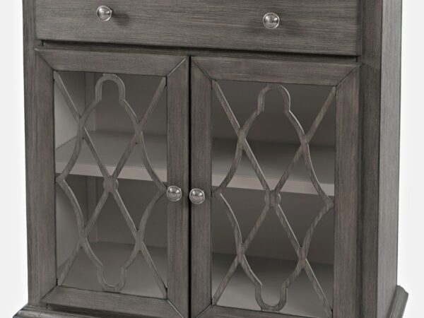 Komoda szara z przeszklonymi frontami i ozdobnymi uchwytami, styl vintage