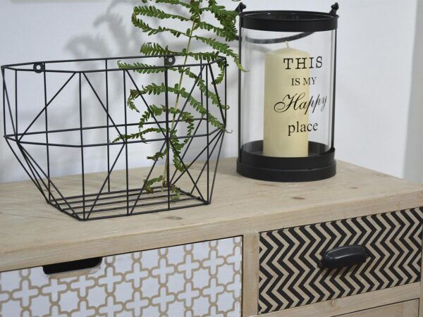 Dekoracja wnętrza w stylu loftowym z konsolką i roślinami