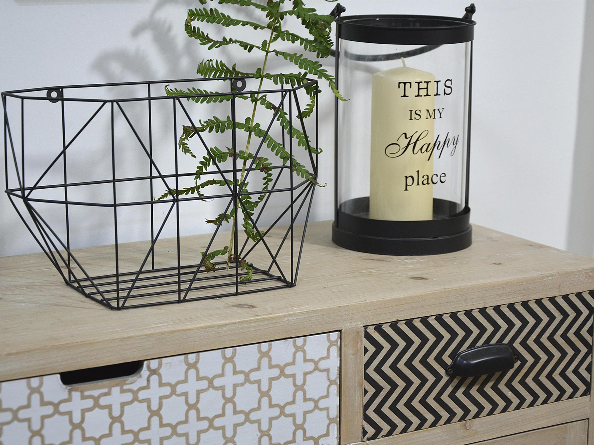 Dekoracja wnętrza w stylu loftowym z konsolką i roślinami Dekoracja wnętrza w stylu loftowym z konsolką i roślinami