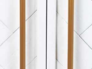 miniaturka Biała Komoda Intarsjowane Drzwi Złote Uchwyty – Avola