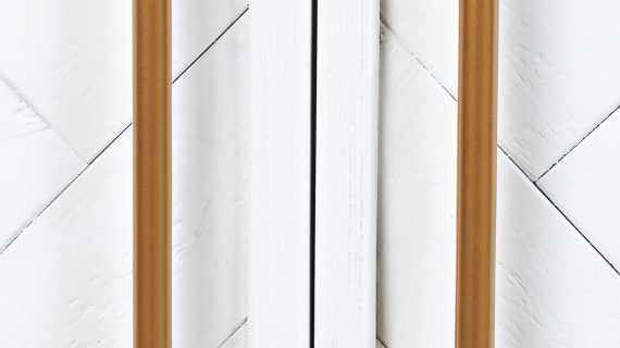 miniaturka Biała Komoda Intarsjowane Drzwi Złote Uchwyty – Avola