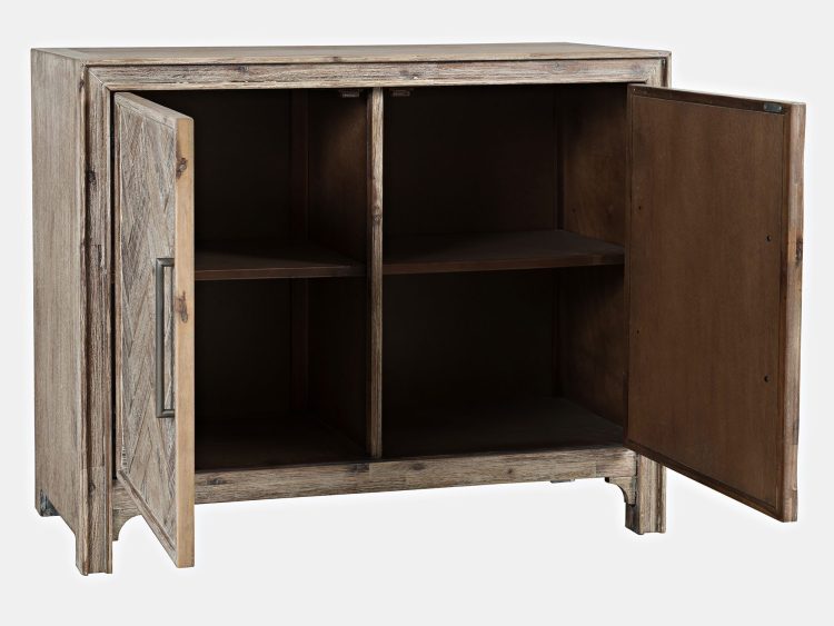 Wnętrze komody drewnianej z półkami i drzwiczkami w stylu rustykalnym