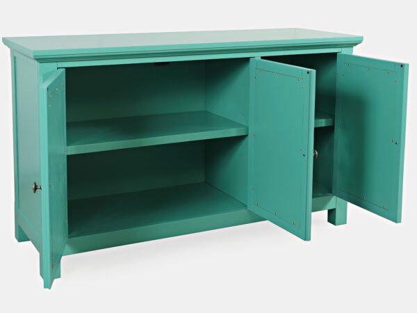 Wnętrze turkusowej komody z półkami i przeszklonymi frontami