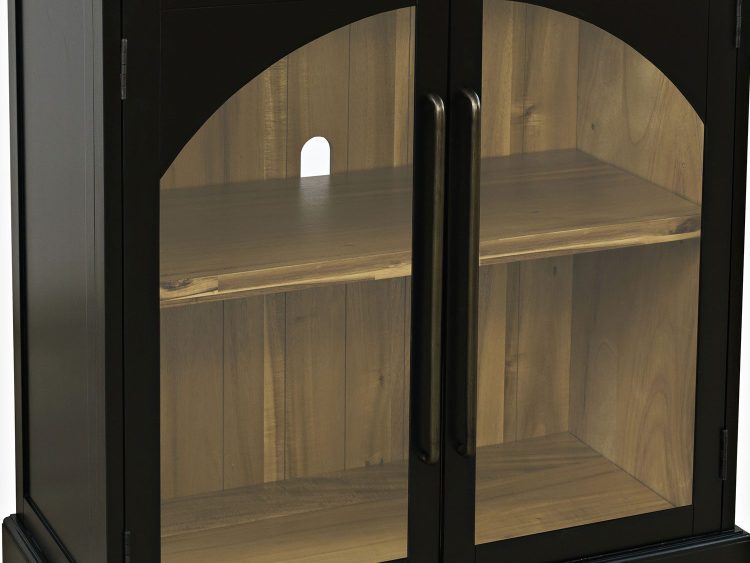 Witryna w czarnej ramie z przeszklonymi drzwiami i półkami na dekoracje