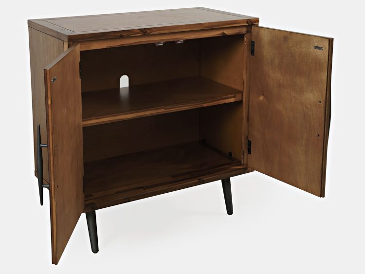 Szafka drewniana z uchwytami metalowymi i prostą formą w stylu nowoczesnym