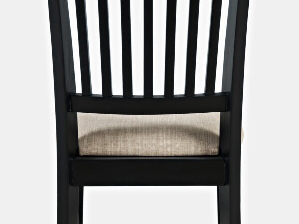 Tył krzesła czarnego z oparciem szczebelkowym i beżowym obiciem
