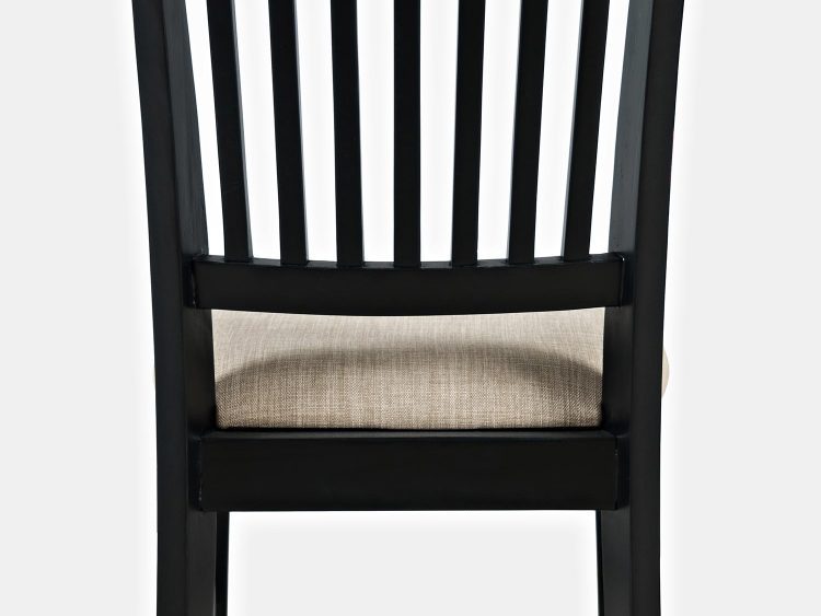 Tył krzesła czarnego z oparciem szczebelkowym i beżowym obiciem