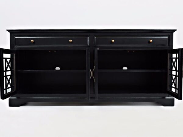 Wnętrze czarnej komody z frontami w kratę i przepustami kablowymi