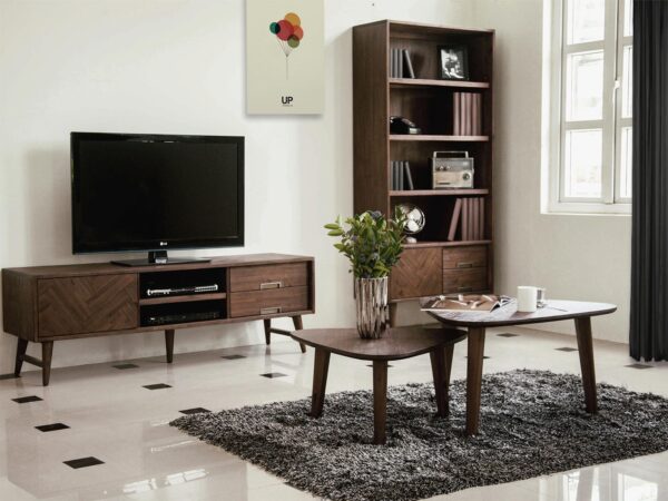 Nowoczesny salon z niskim stołem z litego drewna