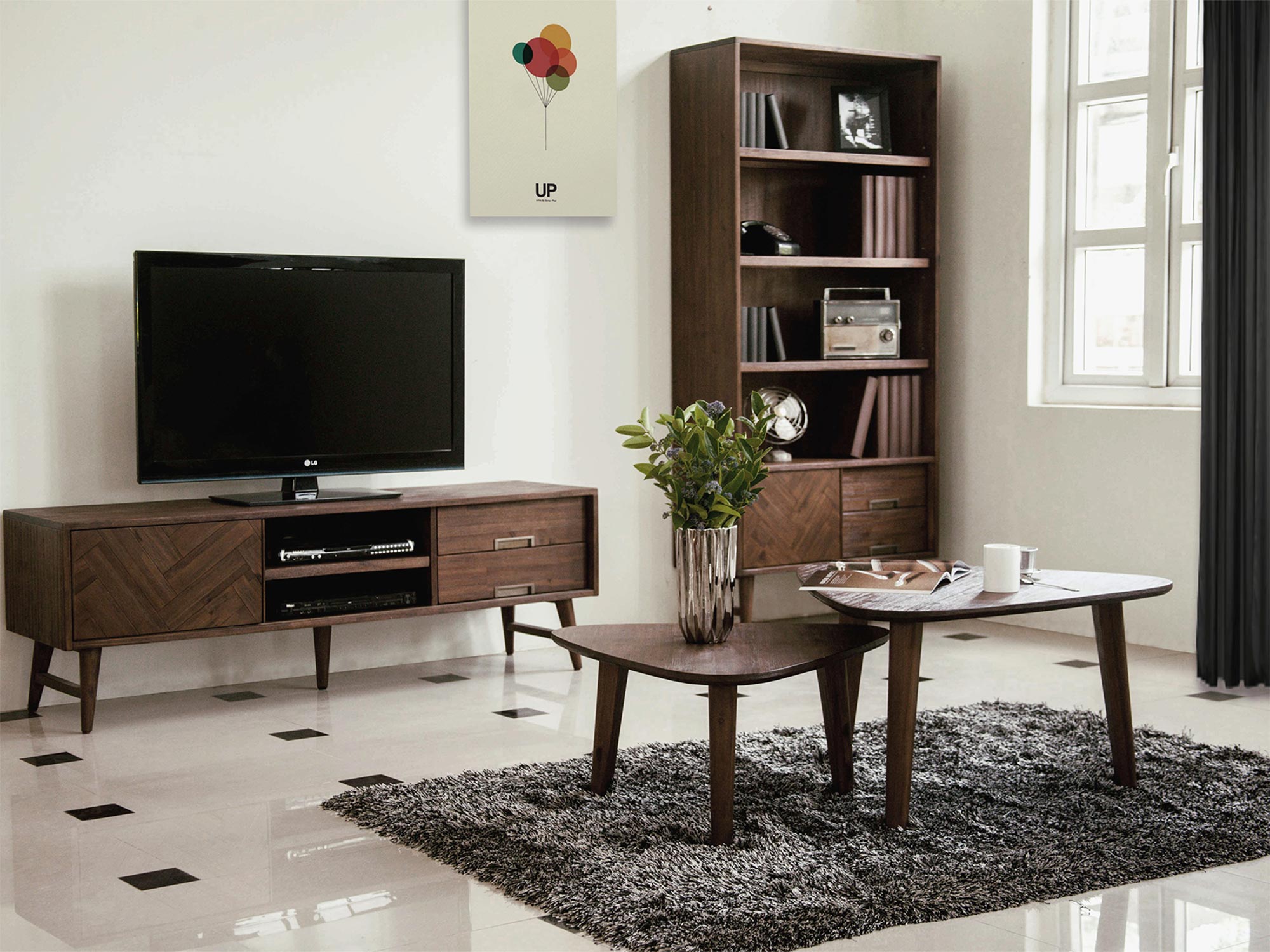 Nowoczesny salon z niskim stołem z litego drewna