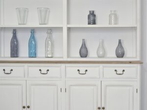 miniaturka Biały kredens prowansalski z ciemnobrązowym blatem i wieńcem – Citta