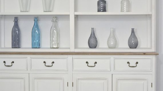 miniaturka Biały kredens prowansalski z ciemnobrązowym blatem i wieńcem – Citta