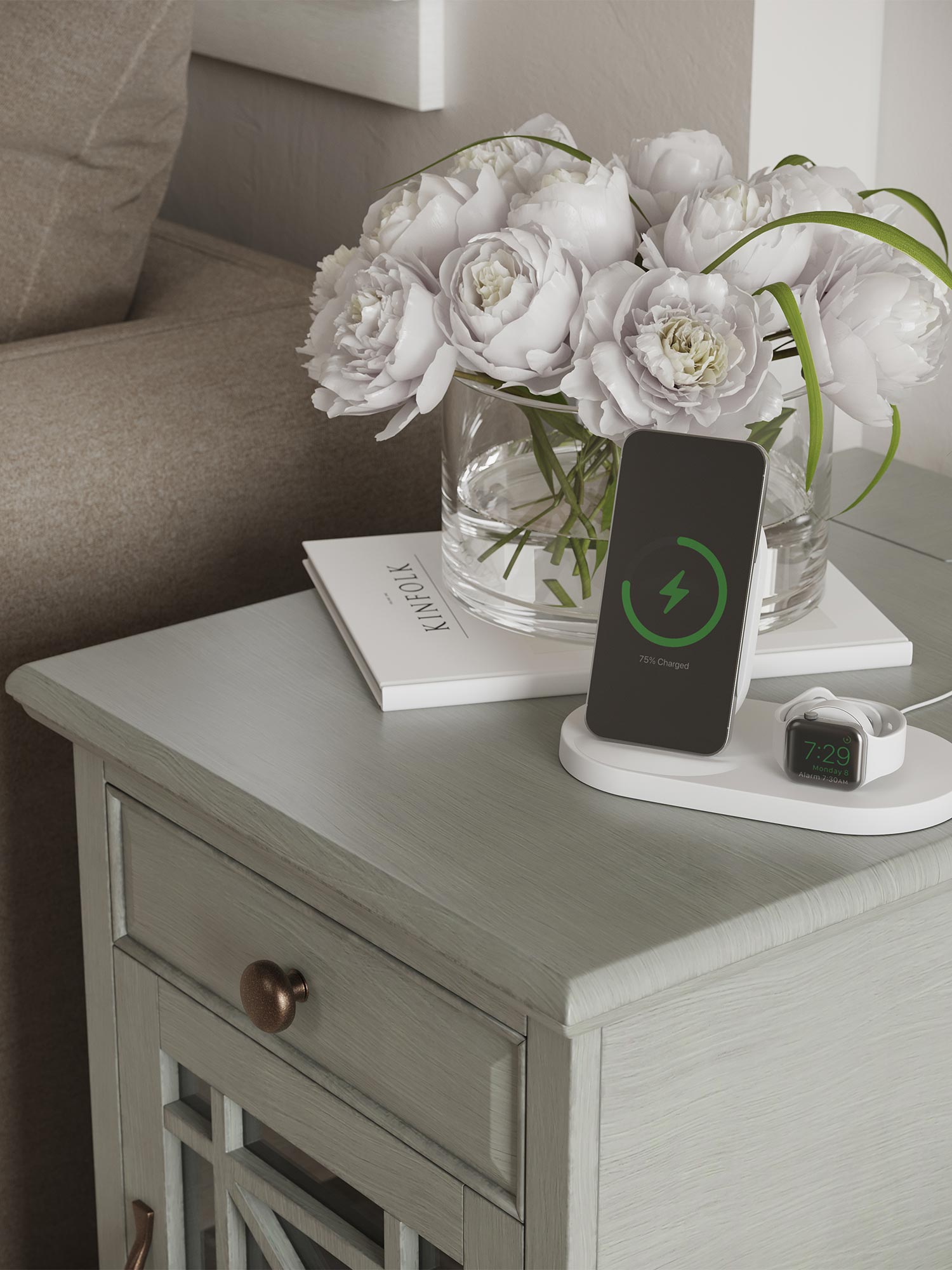 Aranżacja salonu z szafką nocną w kolorze jasnoszarym i bukietem kwiatów