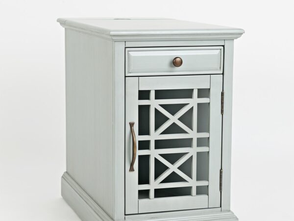 Szafka nocna w stylu prowansalskim w kolorze jasnoszarym z drewnianym uchwytem