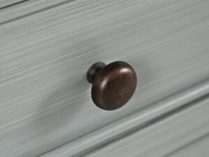 miniaturka Komoda szaromiętowa z detalami naturalnego drewna – Avola