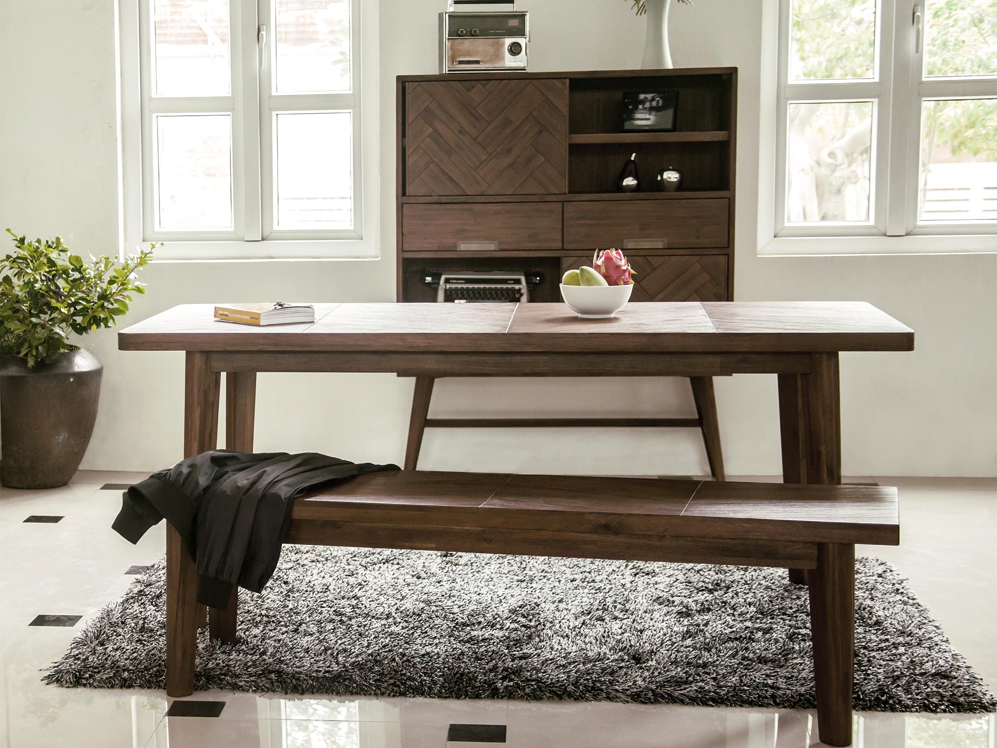 Jadalnia z drewnianym stołem i ławką w stylu rustykalnym