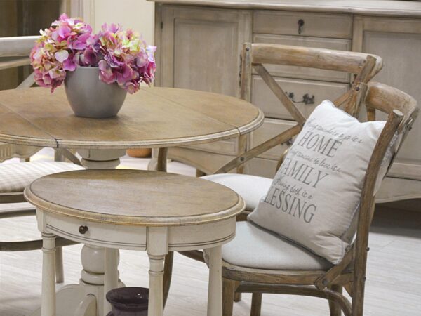 Zestaw stołów drewnianych w stylu prowansalskim z toczonymi nogami