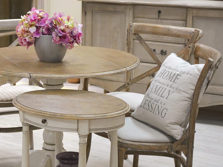 Zestaw stołów drewnianych w stylu prowansalskim z toczonymi nogami