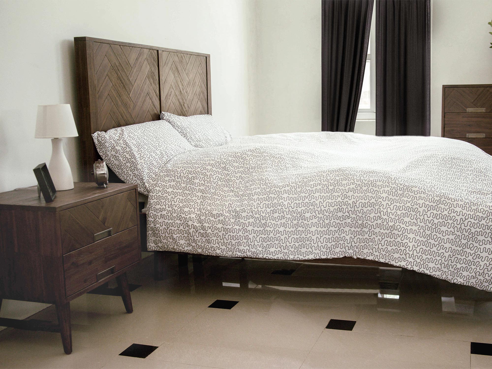 Sypialnia z łóżkiem tapicerowanym i drewnianymi meblami