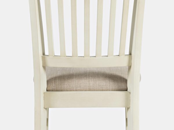 Tył krzesła drewnianego w kolorze kremowym