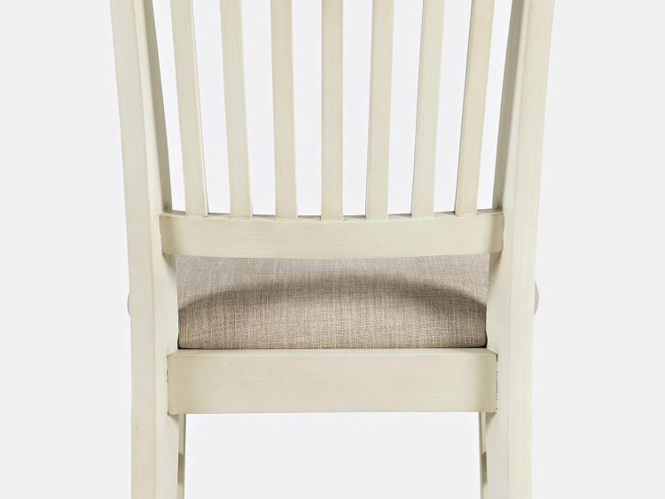 Tył krzesła drewnianego w kolorze kremowym