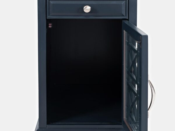 Granatowa szafka nocna z otwartymi drzwiczkami, wnętrze z półką