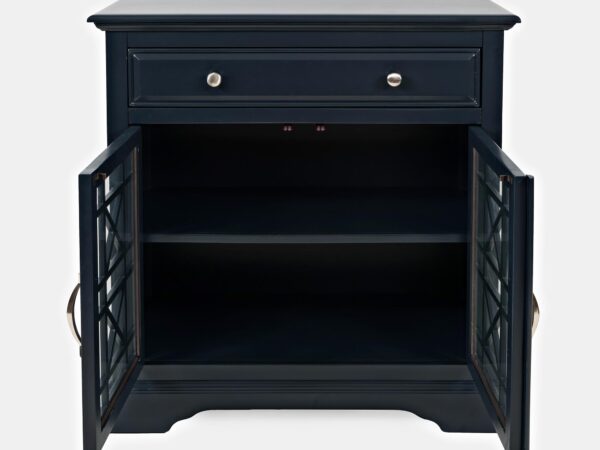 Czarna szafka z otwartą półką i ażurowymi frontami
