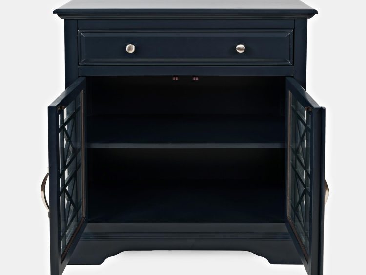 Czarna szafka z otwartą półką i ażurowymi frontami