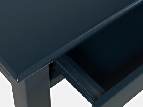 Detal blatu biurka w kolorze granatowym z szufladą