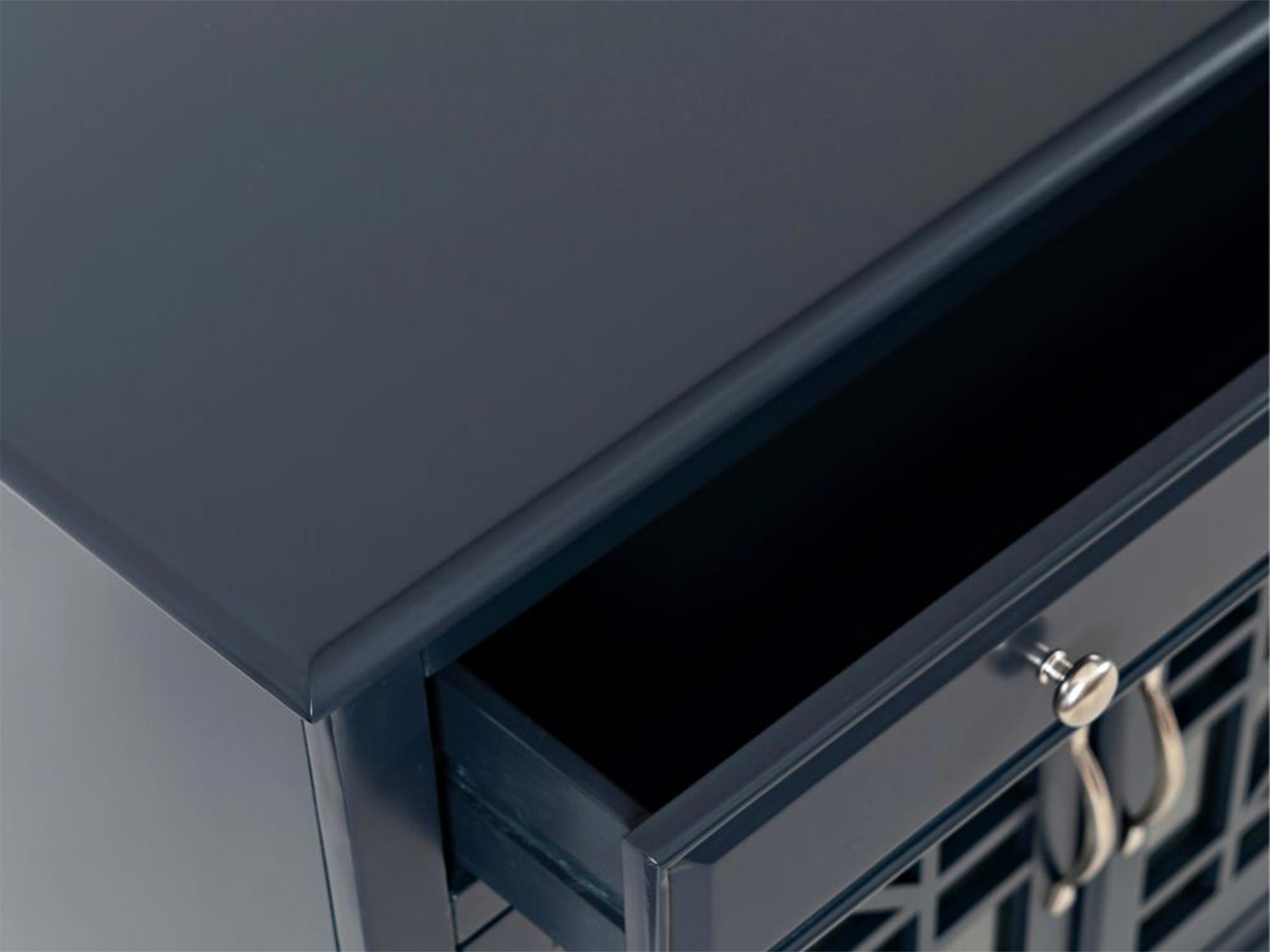 Zbliżenie na blat i rant granatowej komody w półmacie Zbliżenie na blat i rant granatowej komody w półmacie