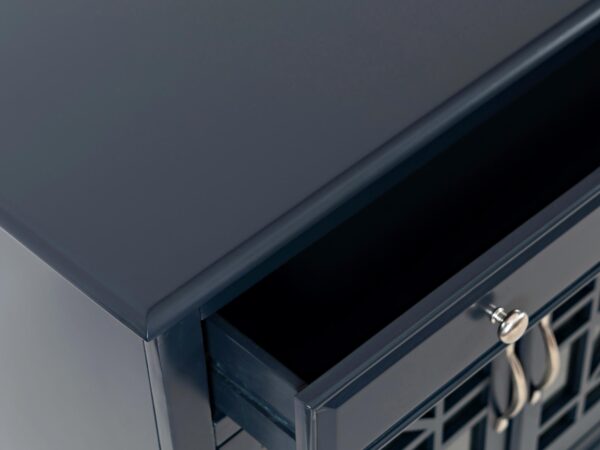 Otwarta szuflada czarnej komody z prowadnicą