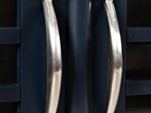 miniaturka Ciemnografitowa Komoda z Subtelnymi Akcentami – Avola