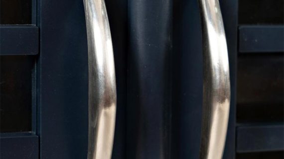 miniaturka Ciemnografitowa Komoda z Subtelnymi Akcentami – Avola