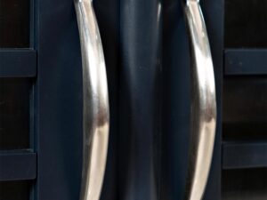 miniaturka Granatowa komoda z delikatnymi zdobieniami – Avola