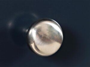 miniaturka Ciemnografitowa Komoda z Subtelnymi Akcentami – Avola