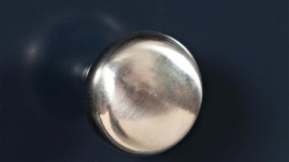 miniaturka Ciemnografitowa Komoda z Subtelnymi Akcentami – Avola