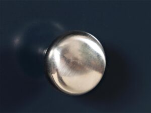 miniaturka Granatowa komoda z delikatnymi zdobieniami – Avola