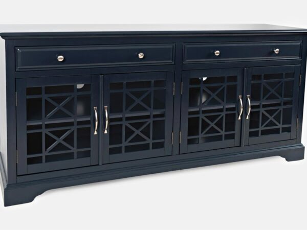 Granatowa komoda w stylu klasycznym z frontami w kratę i metalowymi uchwytami